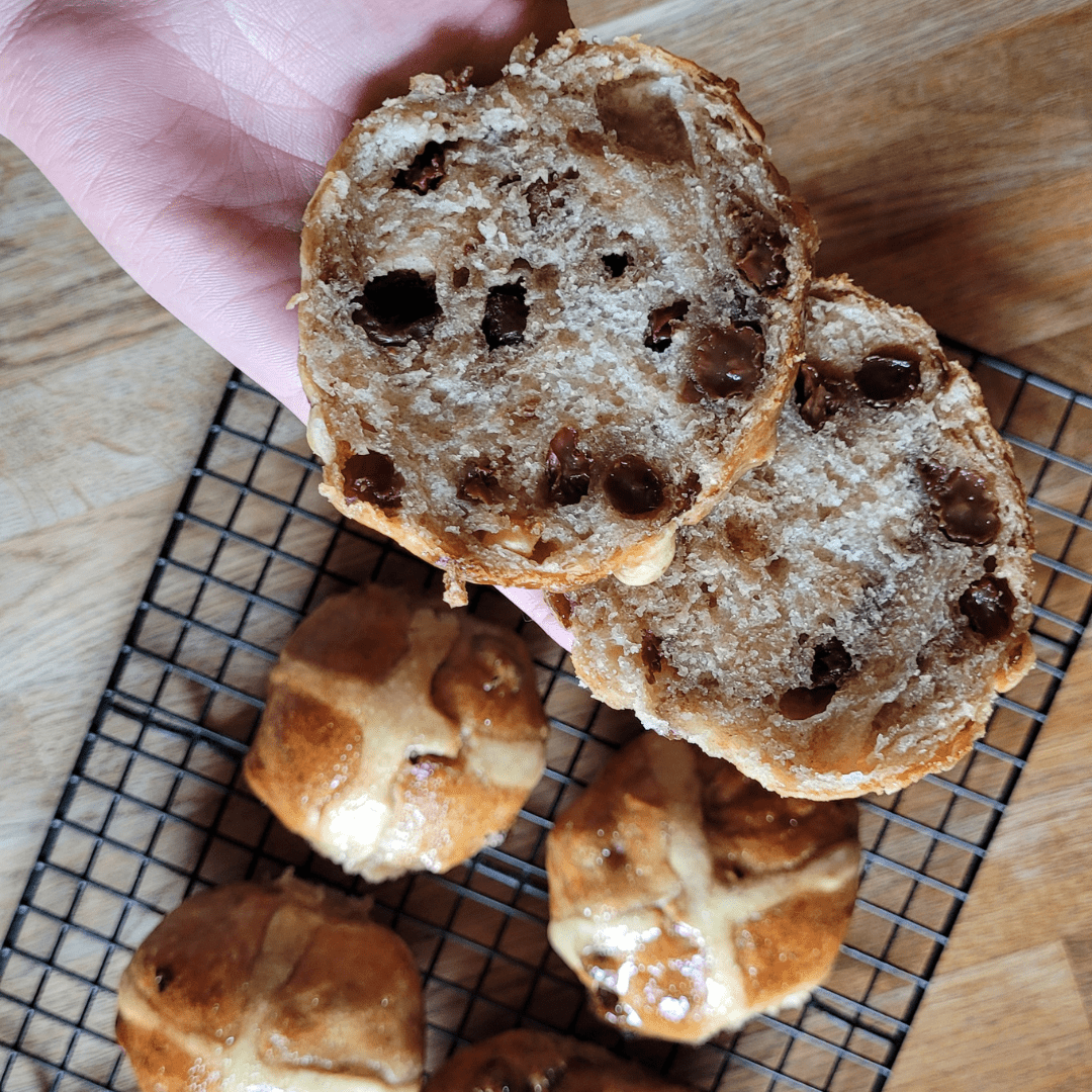 Osterbäckerei mit Sauerteig: Hot Cross Buns einfach selbst gemacht