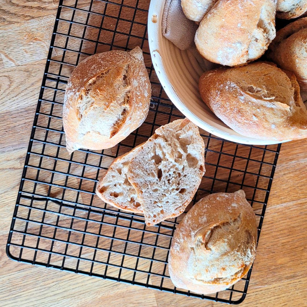 Baguette-Brötchen selber backen – mit Poolish und Sauerteig