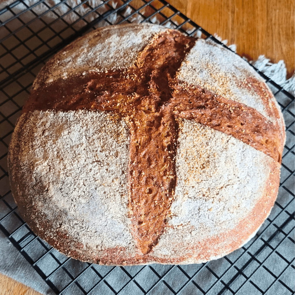 Knuspriges Landbrot mit Sauerteig frisch aus dem Ofen.