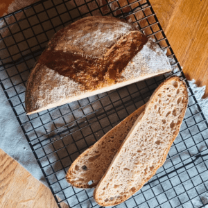 Knuspriges Landbrot mit Sauerteig frisch aus dem Ofen.