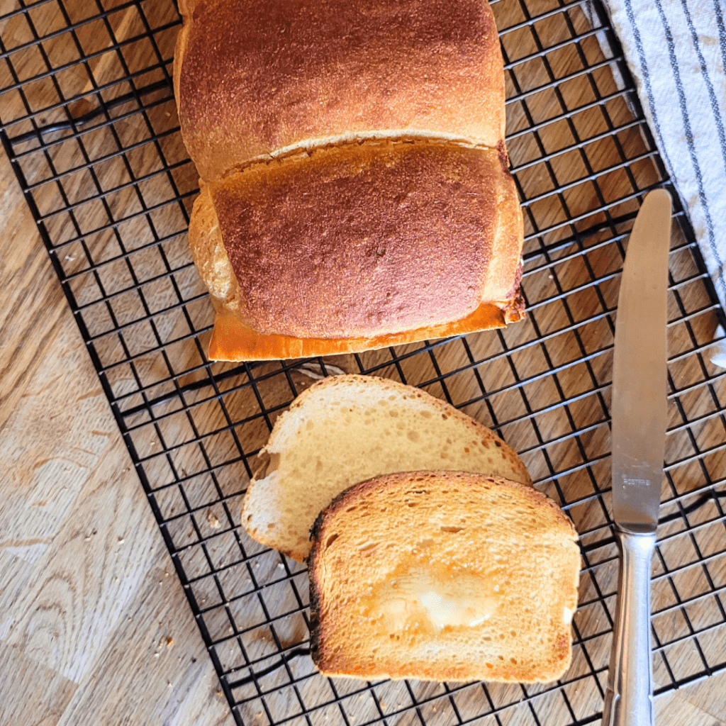 Ofenfrisches Toastbrot mit Sauerteig