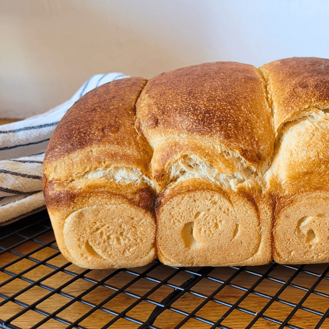 Toastbrot mit Sauerteig backen – Rezept