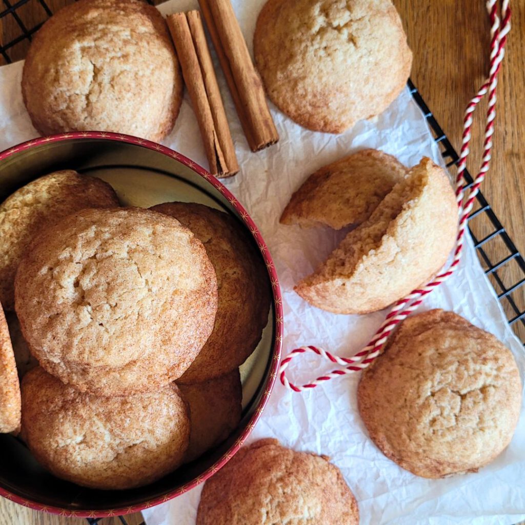Köstliche Snickerdoodle Cookies mit Sauerteig: Buttrig-zarte Kekse mit einer Zucker-Zimt-Kruste – perfekte Festtagsleckerei! 🍪✨