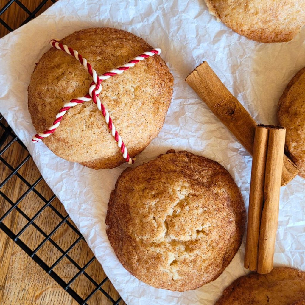Genieße den einzigartigen Charme von Snickerdoodle Cookies – buttrig, zuckrig, und mit einer verführerischen Zucker-Zimt-Kruste. 🍪✨