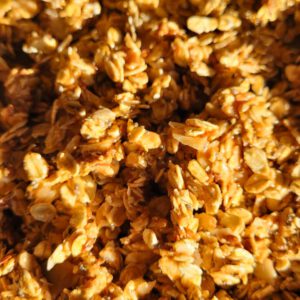 Die Granola-Mischung auf ein Backblech geben.