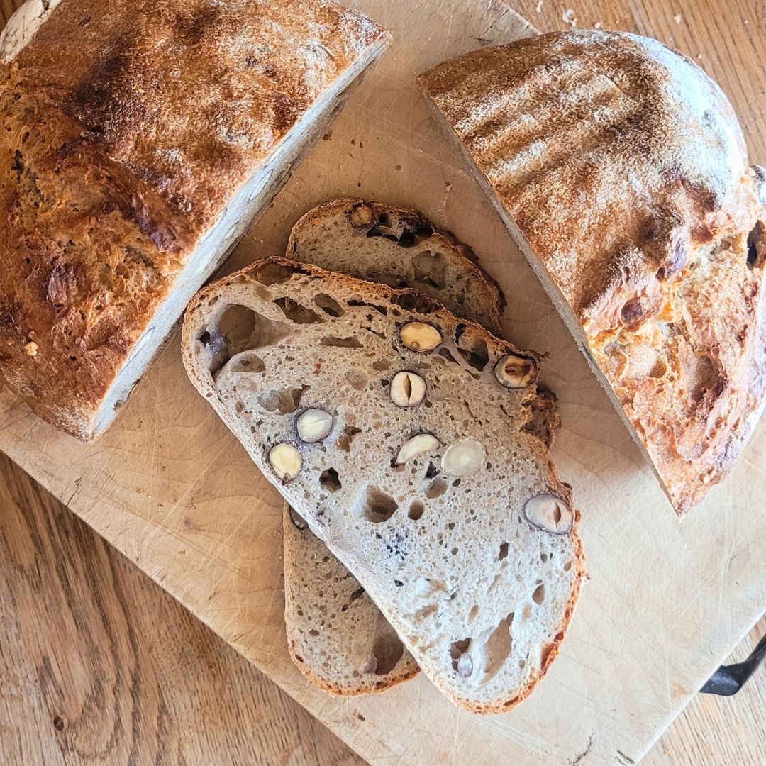 Haselnussbrot mit Sauerteig backen - KRÜMELIG