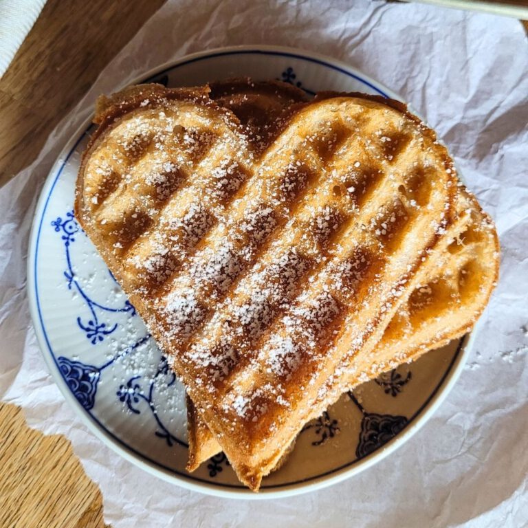 Knusprige Sauerteig Waffeln mit Dinkelmehl - KRÜMELIG