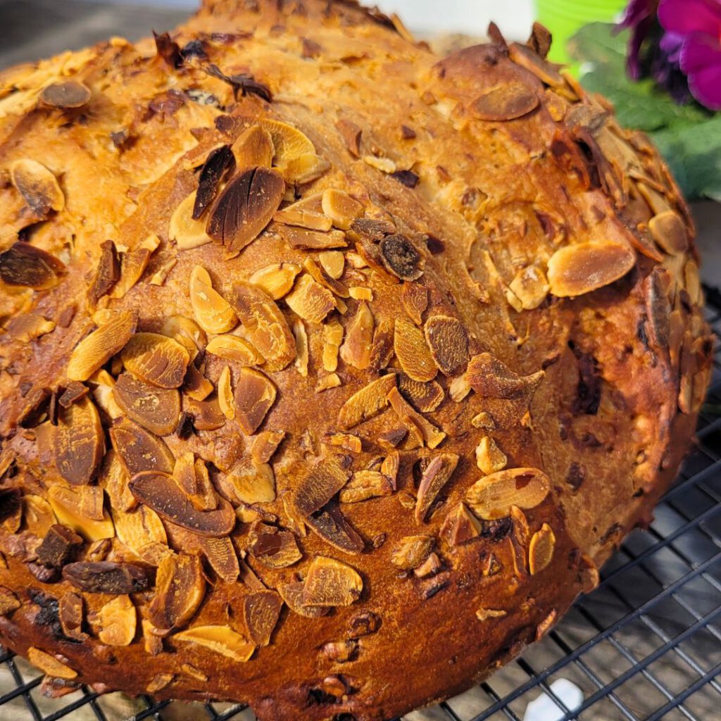 Osterbrot mit Mandeln und Rosinen in Nahaufnahme