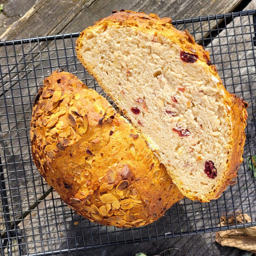 Saftiges Osterbrot mit Mandeln und Rosinen – mit Sauerteig - KRÜMELIG