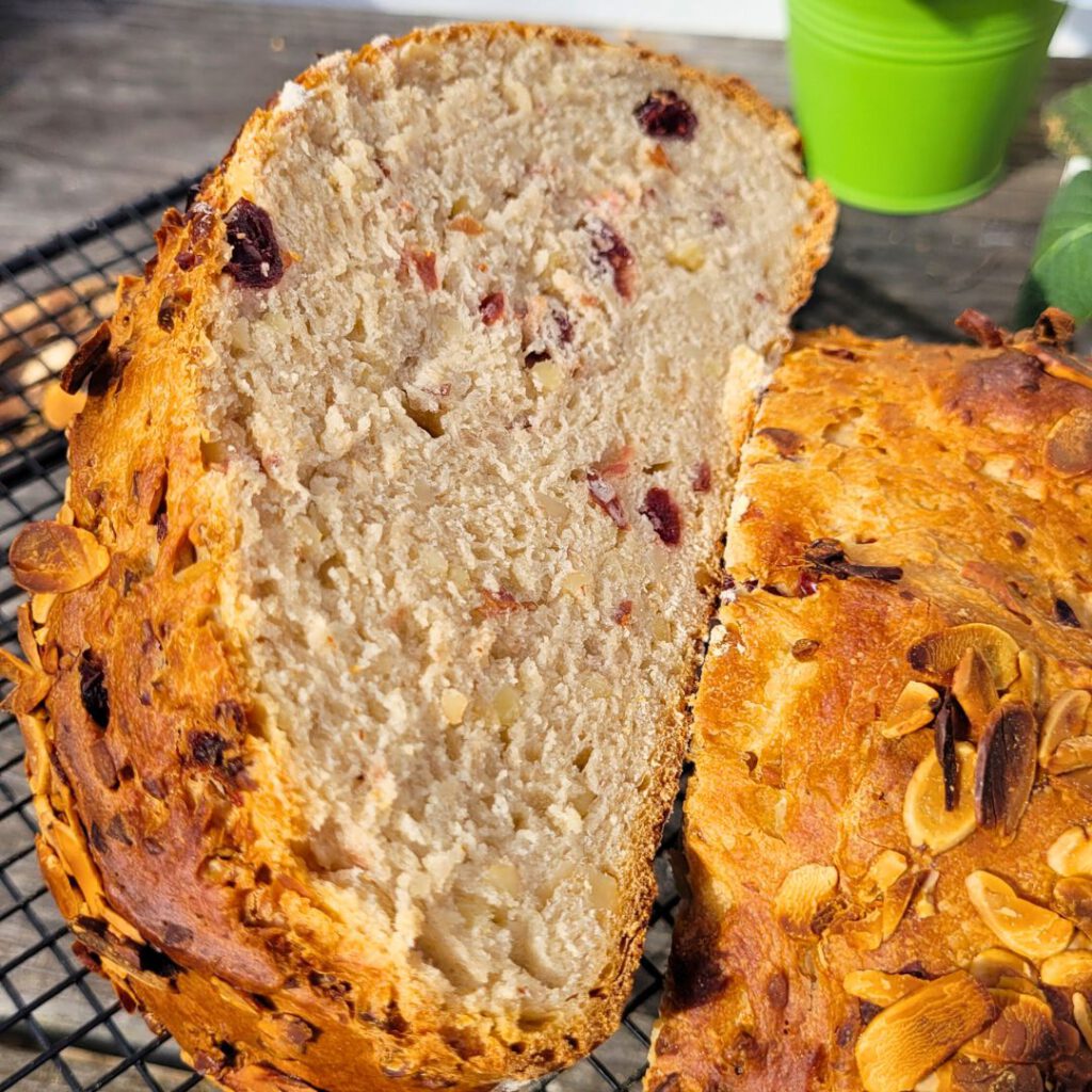 Osterbrot mit Mandeln und Rosinen im Anschnitt