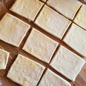 Das Rechteck mit einem Pizzaschneider in zwölf gleiche Rechtecke schneiden.
