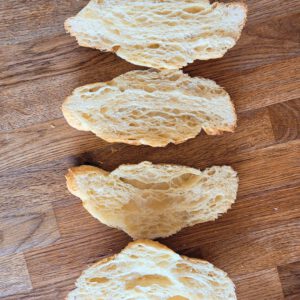 Die Croissants längs halbieren.
