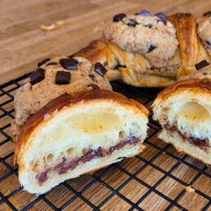 Die Cookie-Croissants zirka 12 Minuten backen. Die Oberfläche sollte knusprig sein, aber die Keksfüllung darf noch weich und chewy sein.