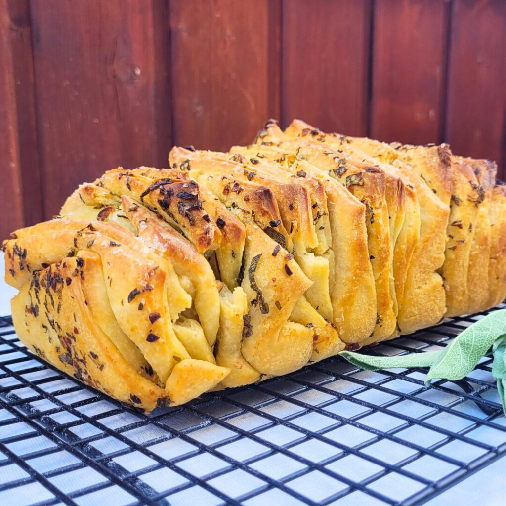 Herzhaftes Sauerteig Zupfbrot mit selbstgemachter Kräuterbutter