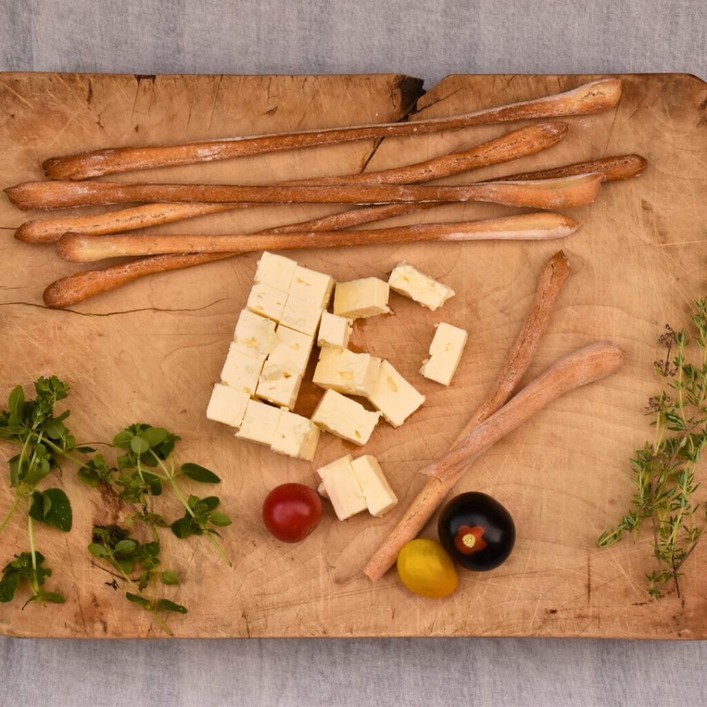 Grissini mit Käse und frischen Tomaten