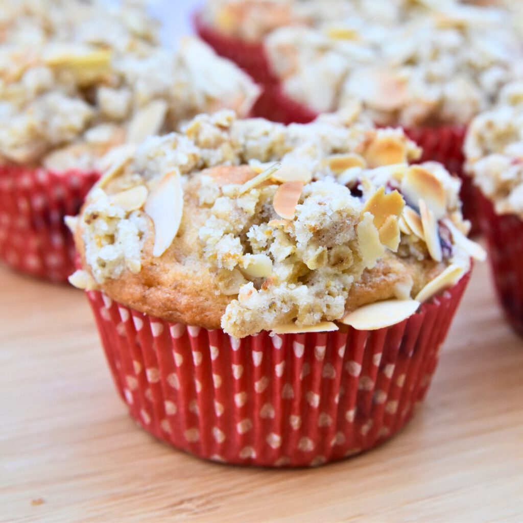 Saftige Beeren Muffins mit Streuseln