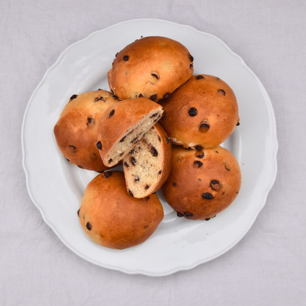 Fluffige Dinkel Schokobrötchen mit Joghurt und Sauerteig - KRÜMELIG