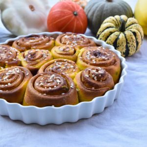 Die Kürbis Zimt Schnecken goldbraun backen.