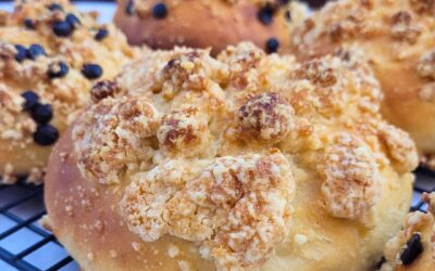 Streuselbrötchen wie vom Bäcker backen – mit Sauerteig