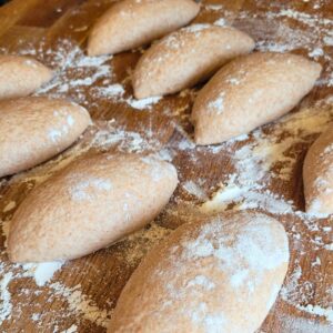 Anschließend die Teiglinge länglich formen, sodass die Enden spitz zulaufen.