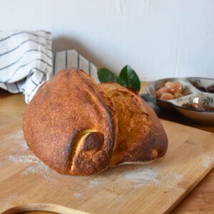 Den Ofen auf 250 °C Heißluft (+Unterhitze) vorheizen. Temperatur auf 230 °C reduzieren und das Brot 20 Minuten mit Dampf und 20 bis 25 Minuten ohne Dampf knusprig backen. Die Kruste darf ruhig etwas dunkler werden.