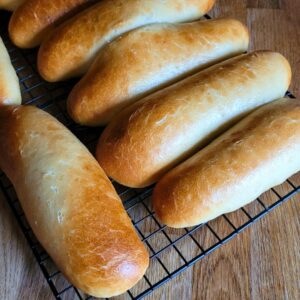 Die Brötchen in den Ofen schieben und backen, bis sie goldbraun sind.