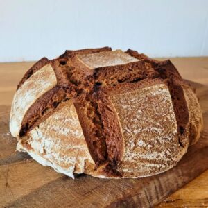 Das Roggen Emmer Brot nach dem Backen vollständig auskühlen lassen, bevor es angeschnitten wird.